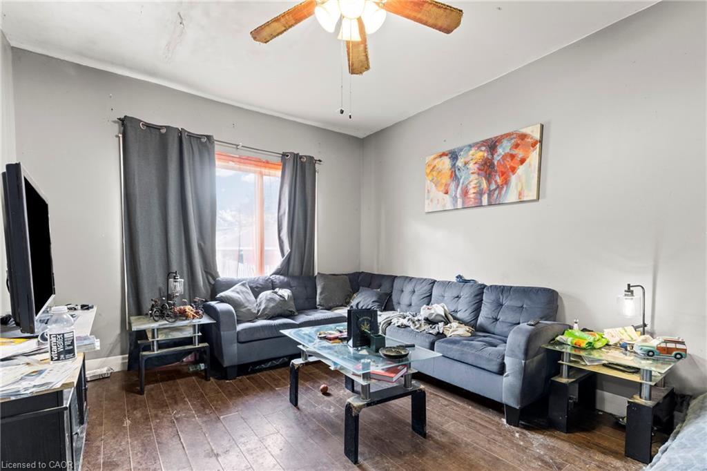 4541 Fourth Avenue, Niagara Falls, ON - Indoor Photo Showing Living Room