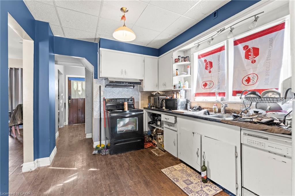 4541 Fourth Avenue, Niagara Falls, ON - Indoor Photo Showing Kitchen With Double Sink