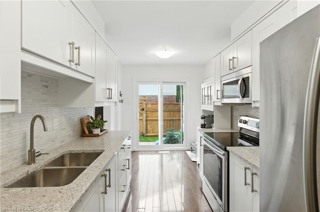 23-415 River Oaks Boulevard W, Oakville, ON - Indoor Photo Showing Kitchen With Double Sink With Upgraded Kitchen