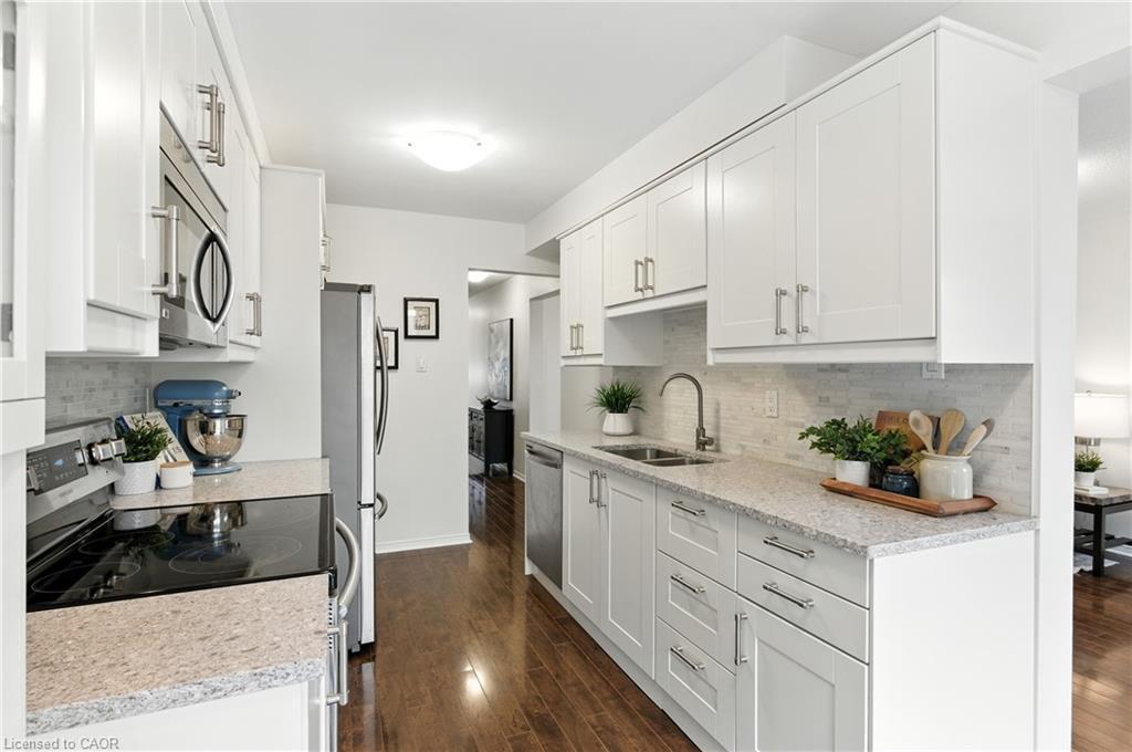 23-415 River Oaks Boulevard W, Oakville, ON - Indoor Photo Showing Kitchen With Double Sink With Upgraded Kitchen