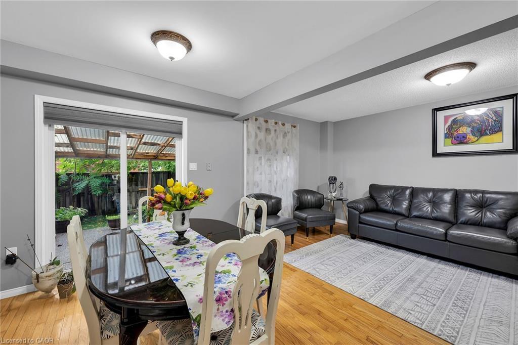 5 Vulcan Court, Hamilton, ON - Indoor Photo Showing Living Room