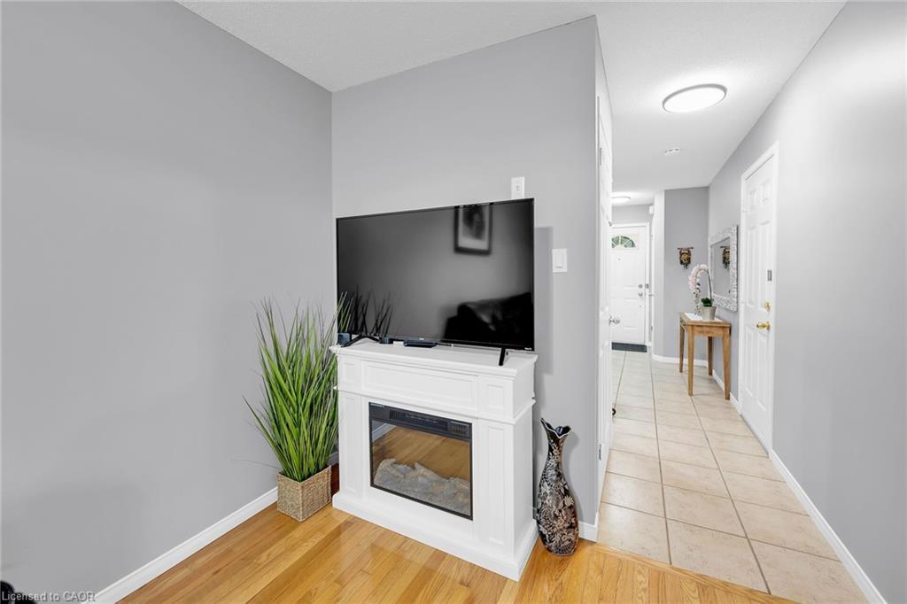 5 Vulcan Court, Hamilton, ON - Indoor With Fireplace