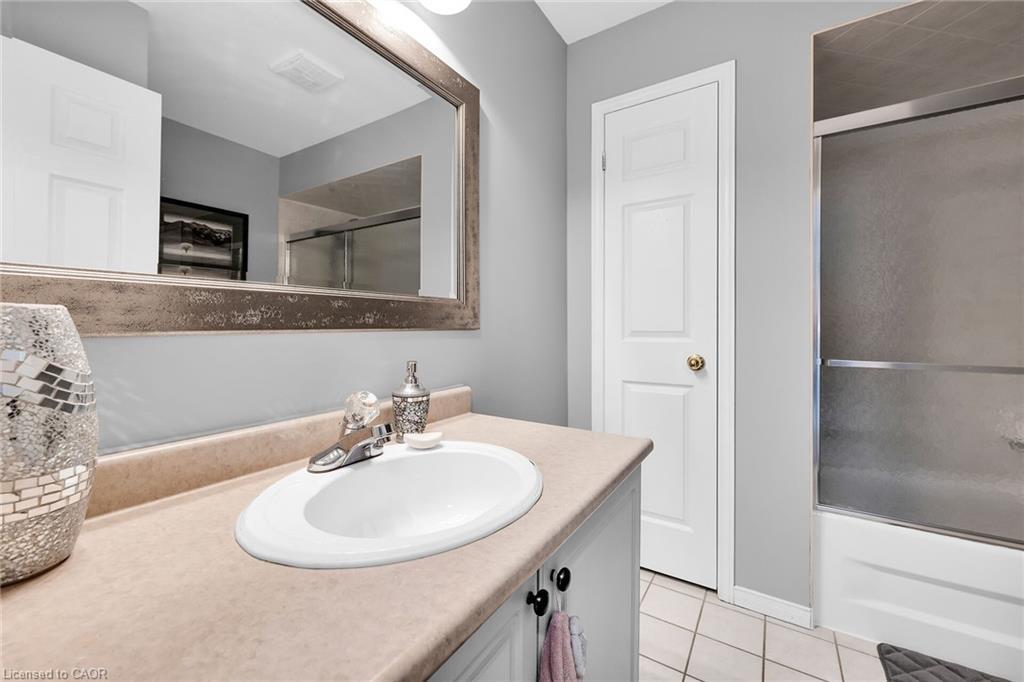 5 Vulcan Court, Hamilton, ON - Indoor Photo Showing Bathroom