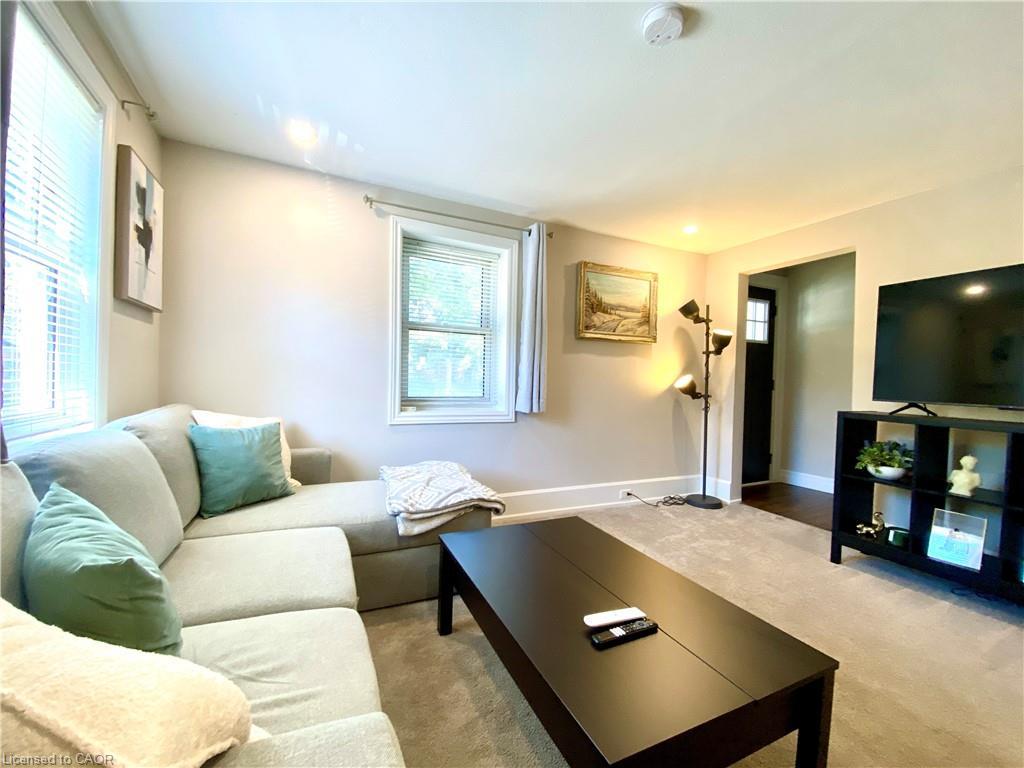 358 Dundas Street E, Hamilton, ON - Indoor Photo Showing Living Room