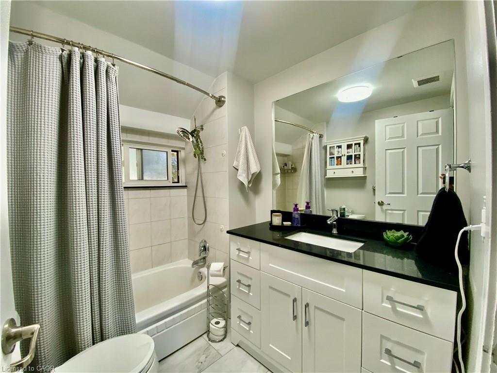 358 Dundas Street E, Hamilton, ON - Indoor Photo Showing Bathroom