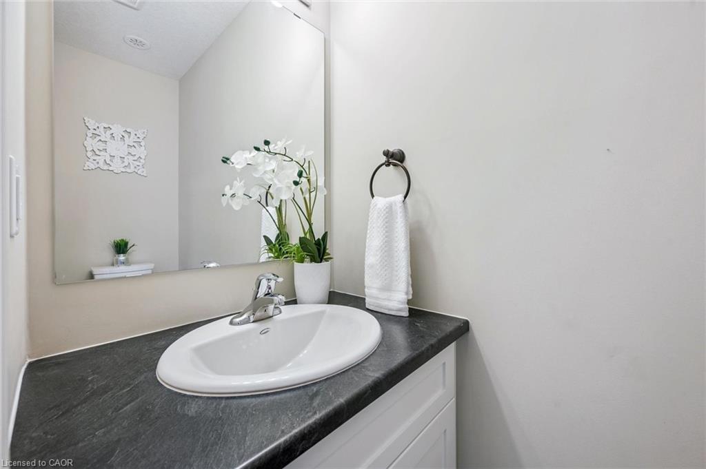 13-39 Kay Crescent, Guelph, ON - Indoor Photo Showing Bathroom