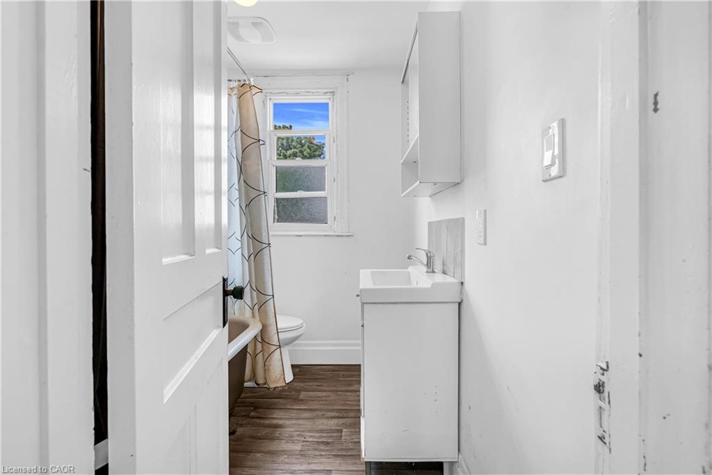 170 Grosvenor Avenue N, Hamilton, ON - Indoor Photo Showing Laundry Room