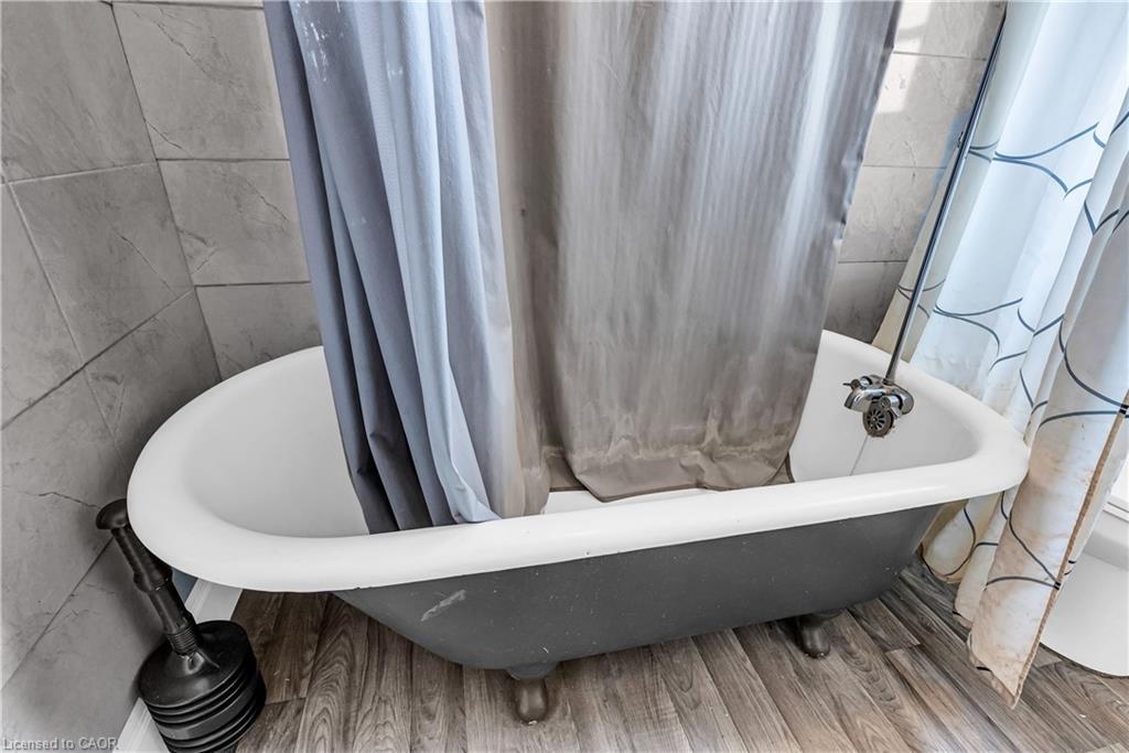 170 Grosvenor Avenue N, Hamilton, ON - Indoor Photo Showing Bathroom