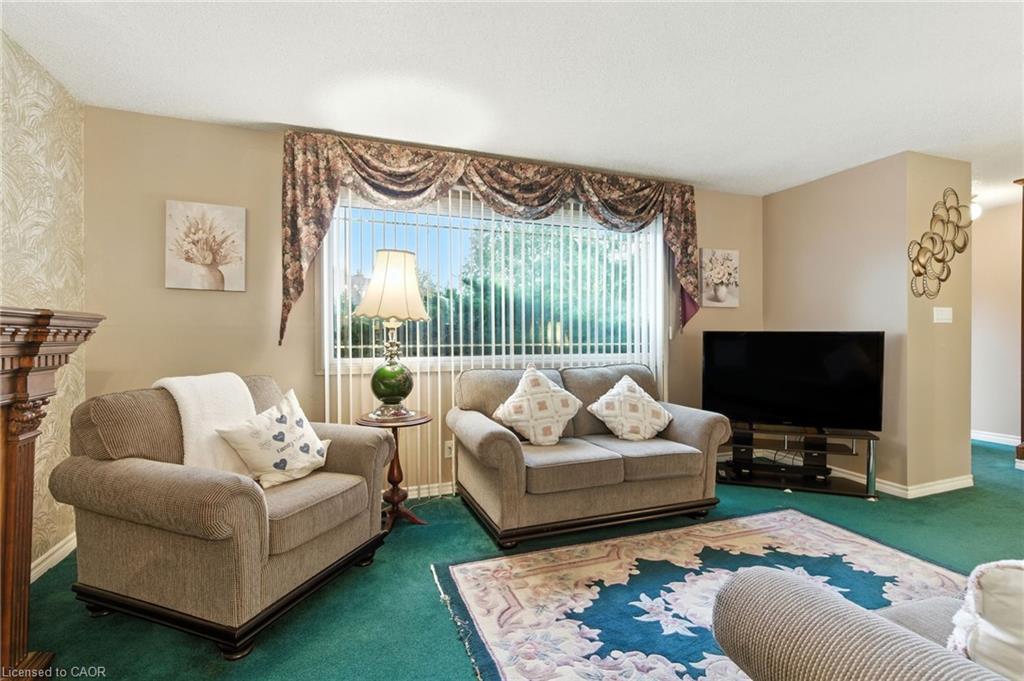 33 Bernard Street, Hamilton, ON - Indoor Photo Showing Living Room