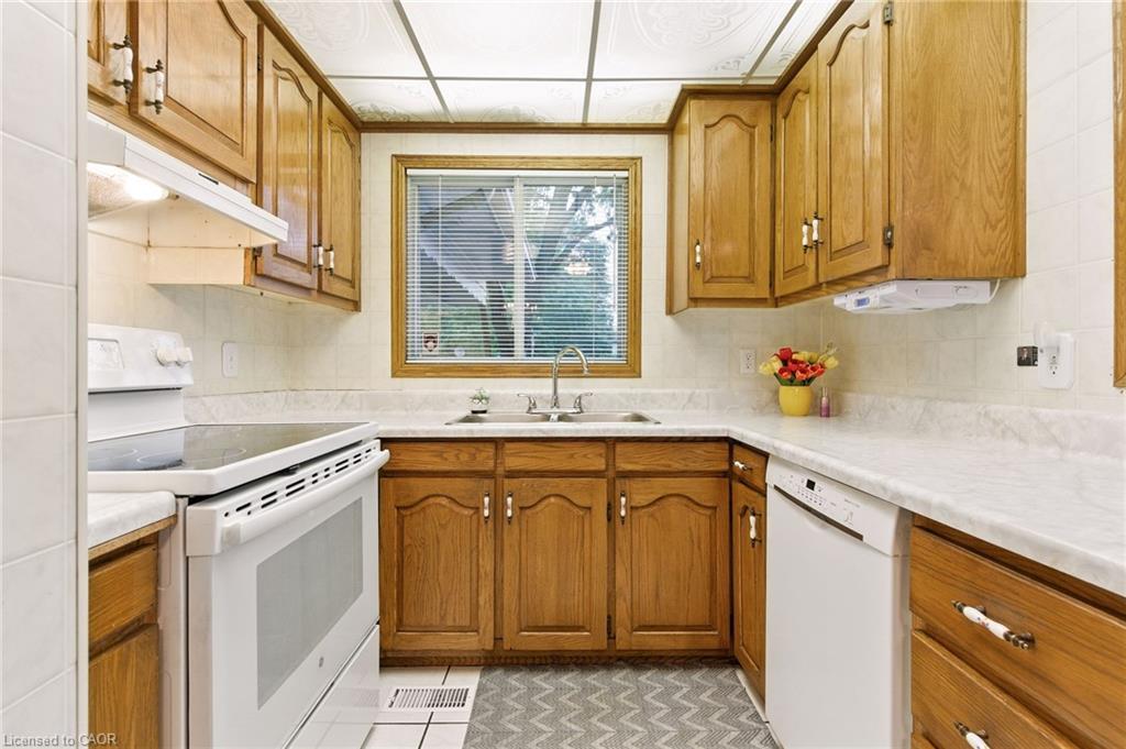 33 Bernard Street, Hamilton, ON - Indoor Photo Showing Kitchen With Double Sink