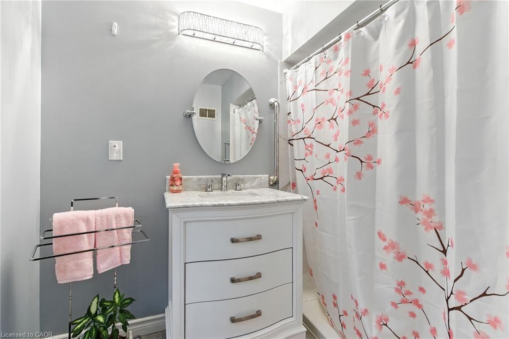 33 Bernard Street, Hamilton, ON - Indoor Photo Showing Bathroom