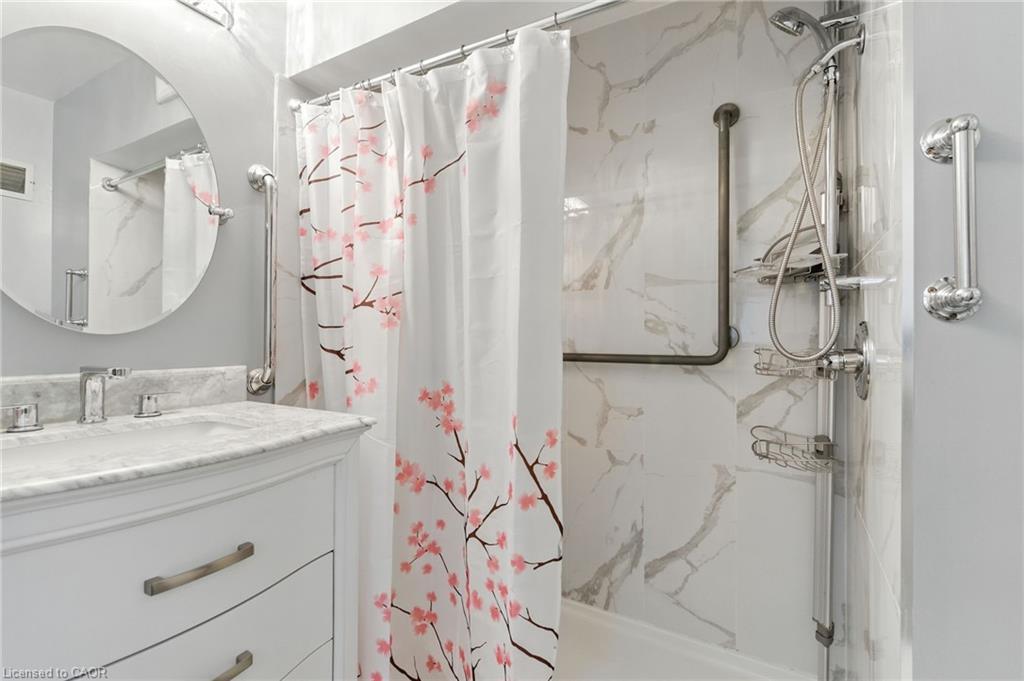 33 Bernard Street, Hamilton, ON - Indoor Photo Showing Bathroom