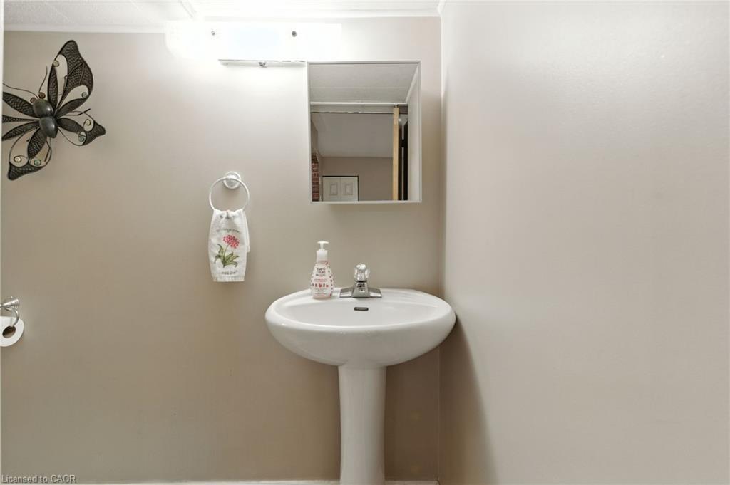 33 Bernard Street, Hamilton, ON - Indoor Photo Showing Bathroom