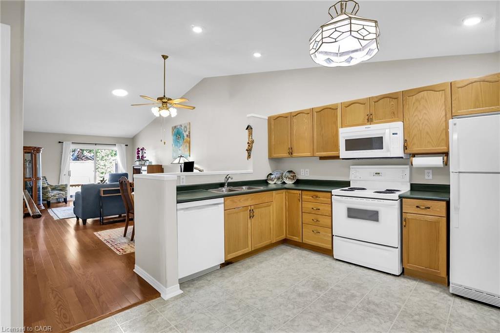27-303 Central Avenue, Grimsby, ON - Indoor Photo Showing Kitchen With Double Sink