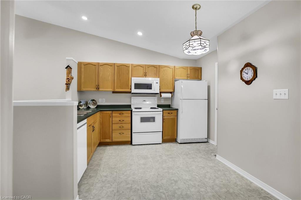 27-303 Central Avenue, Grimsby, ON - Indoor Photo Showing Kitchen