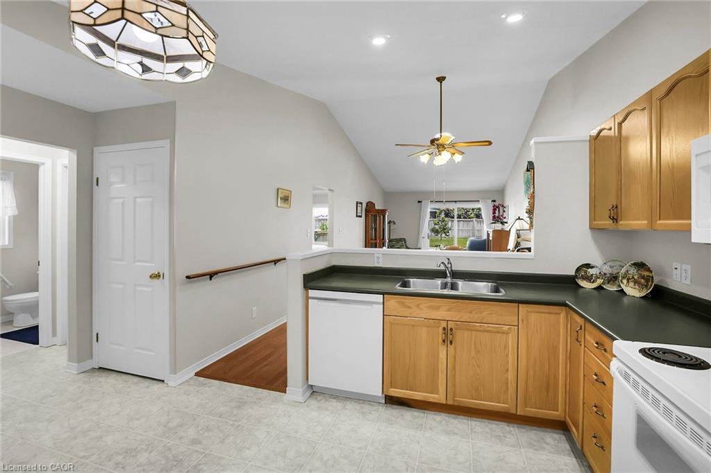 27-303 Central Avenue, Grimsby, ON - Indoor Photo Showing Kitchen With Double Sink