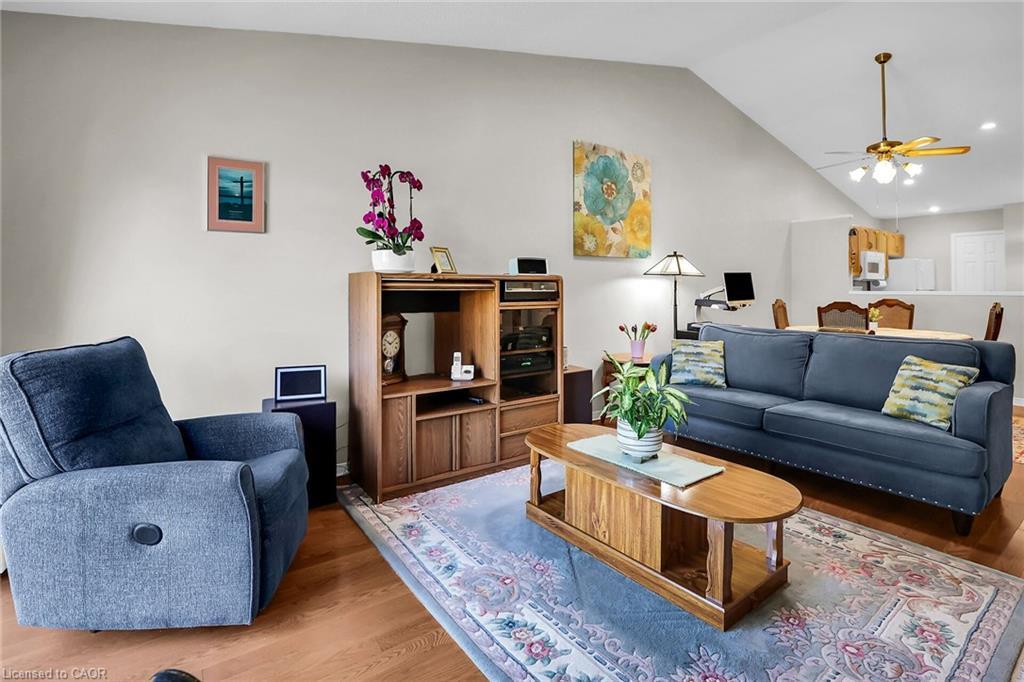 27-303 Central Avenue, Grimsby, ON - Indoor Photo Showing Living Room