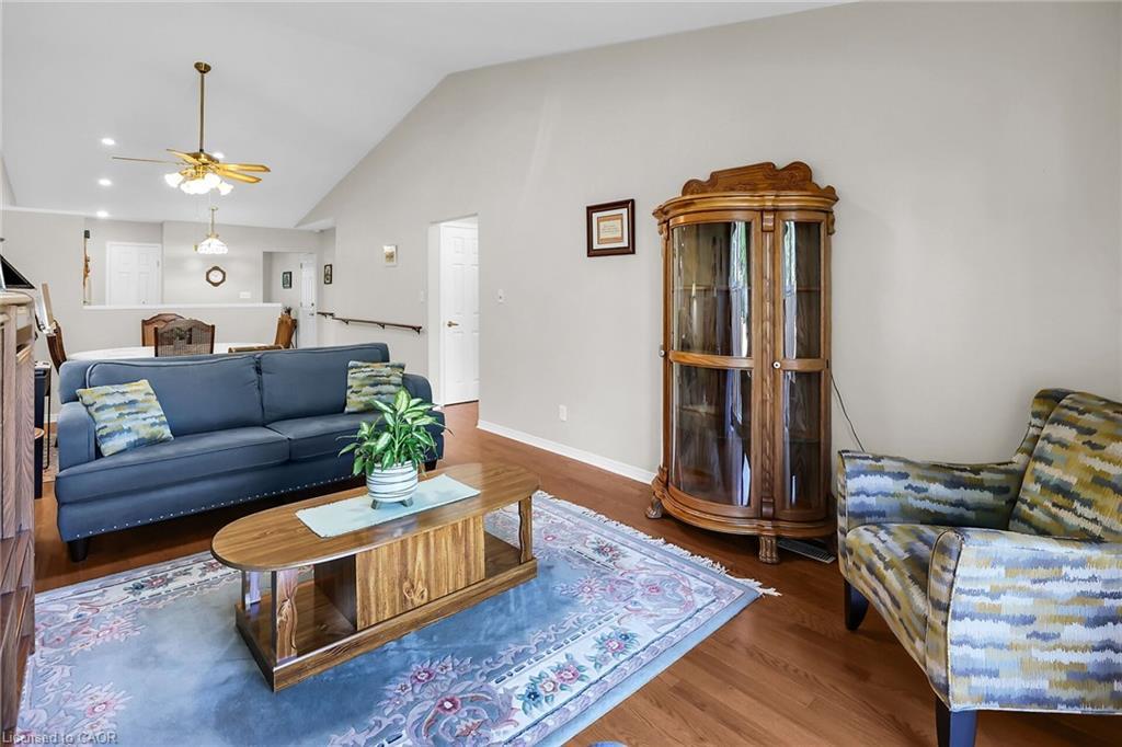 27-303 Central Avenue, Grimsby, ON - Indoor Photo Showing Living Room