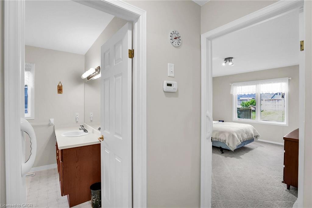 27-303 Central Avenue, Grimsby, ON - Indoor Photo Showing Bathroom