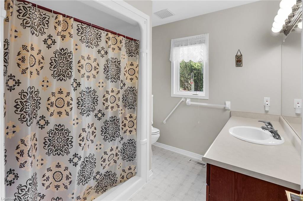 27-303 Central Avenue, Grimsby, ON - Indoor Photo Showing Bathroom