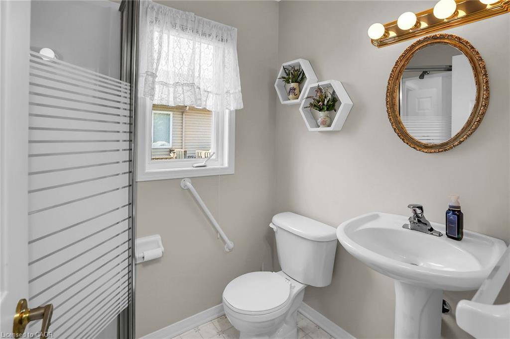 27-303 Central Avenue, Grimsby, ON - Indoor Photo Showing Bathroom