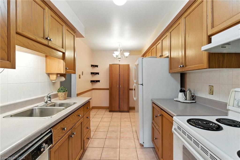 5-3008 Palmer Drive, Burlington, ON - Indoor Photo Showing Kitchen With Double Sink