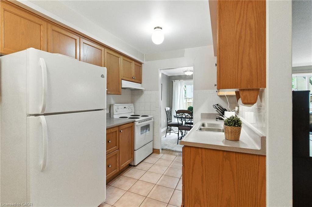 5-3008 Palmer Drive, Burlington, ON - Indoor Photo Showing Kitchen With Double Sink