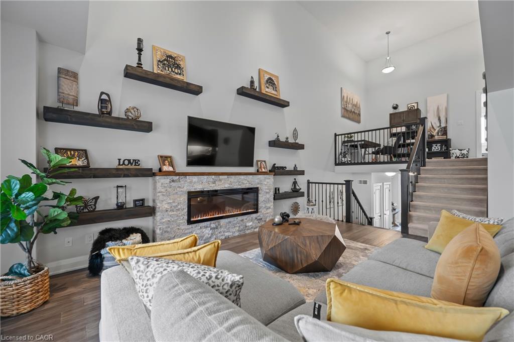 21-271 Grey Silo Road, Waterloo, ON - Indoor Photo Showing Living Room With Fireplace