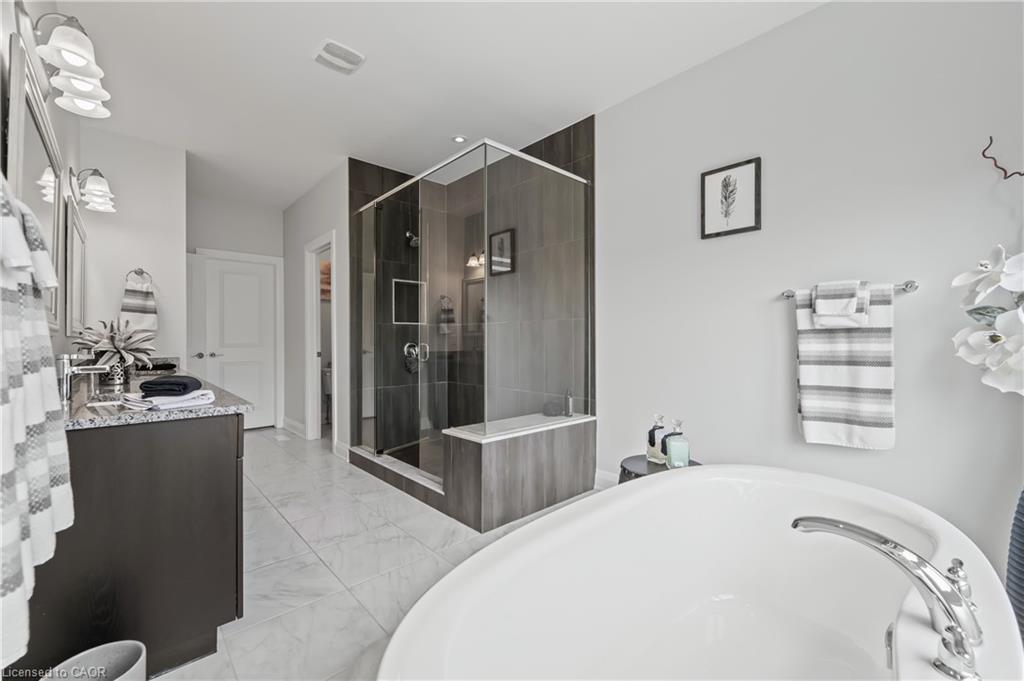 21-271 Grey Silo Road, Waterloo, ON - Indoor Photo Showing Bathroom