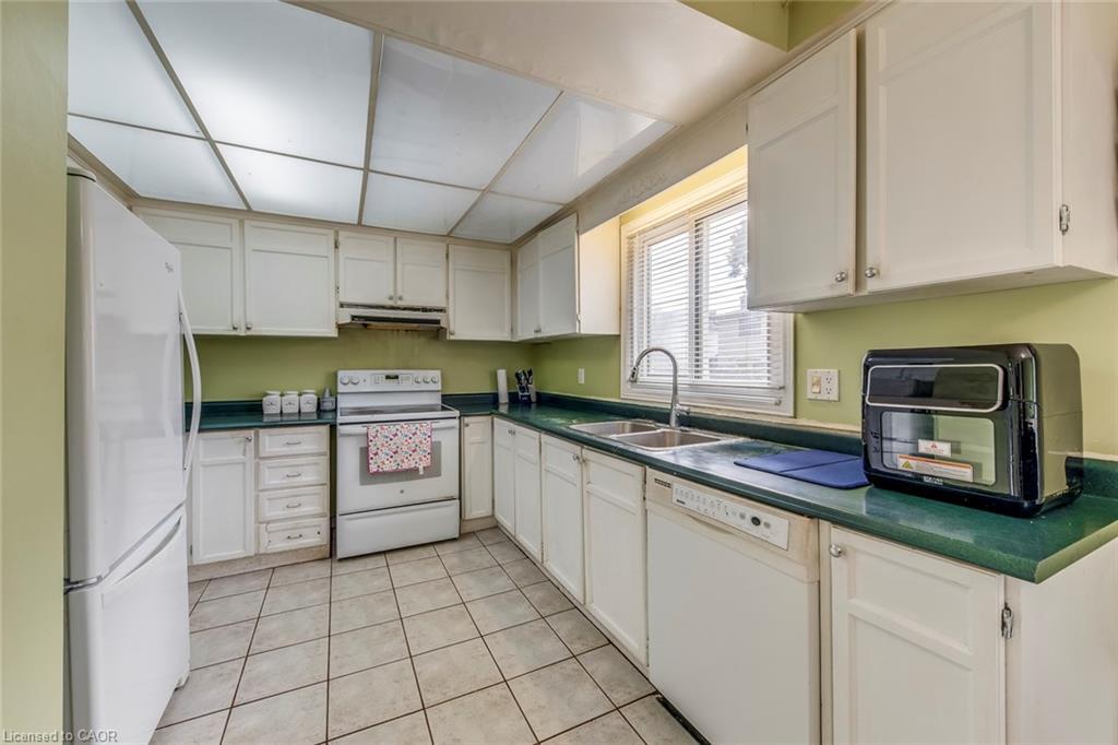 3346 Palmer Drive, Burlington, ON - Indoor Photo Showing Kitchen With Double Sink
