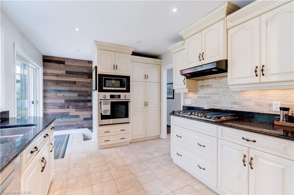 4391 Lakeshore Road, Burlington, ON - Indoor Photo Showing Kitchen With Upgraded Kitchen