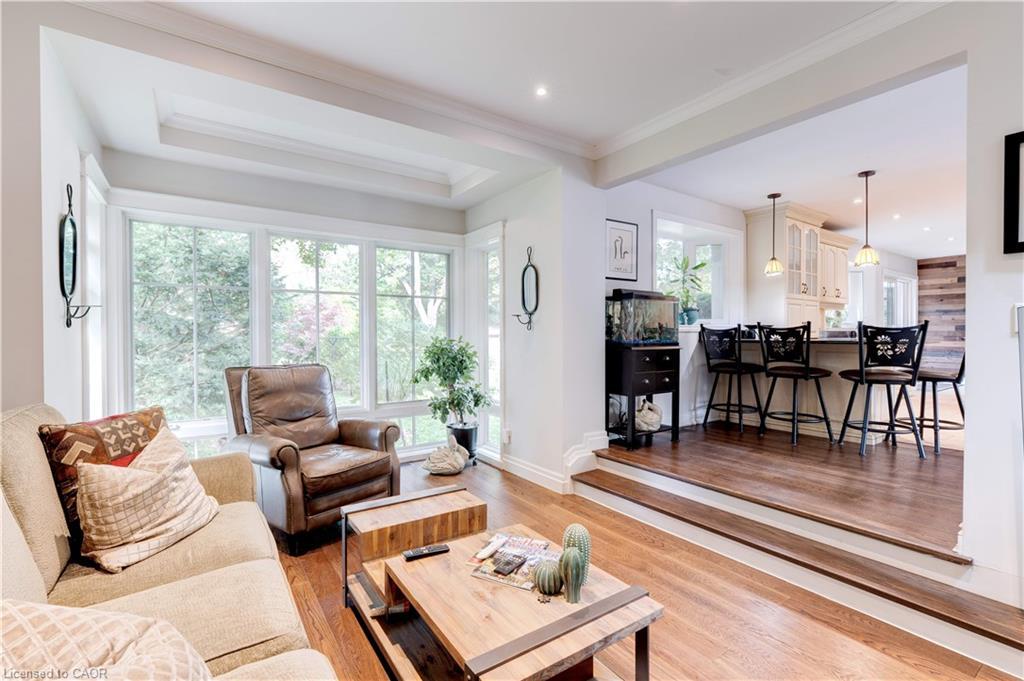 4391 Lakeshore Road, Burlington, ON - Indoor Photo Showing Living Room
