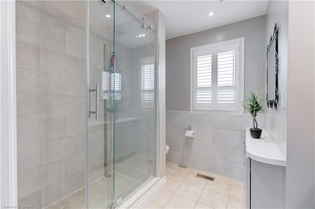 4391 Lakeshore Road, Burlington, ON - Indoor Photo Showing Bathroom