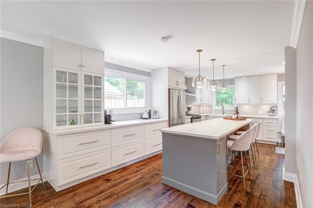 1807 Heather Hills Drive, Burlington, ON - Indoor Photo Showing Kitchen With Upgraded Kitchen