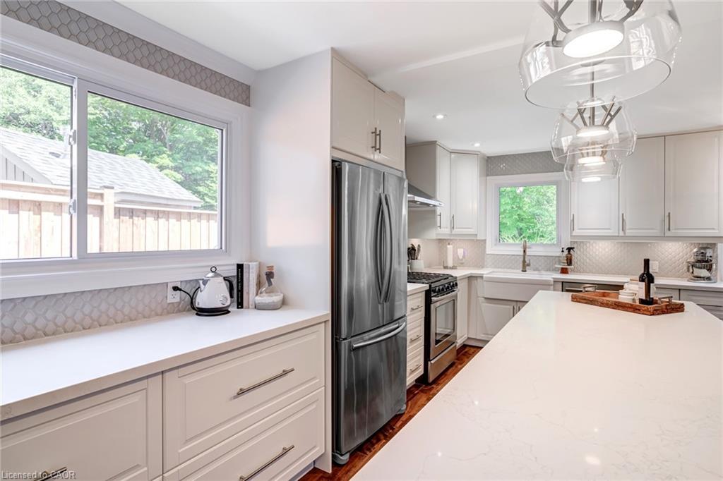 1807 Heather Hills Drive, Burlington, ON - Indoor Photo Showing Kitchen With Upgraded Kitchen