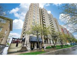 402-4 Elsinore Path Etobicoke, ON M8V 4G7