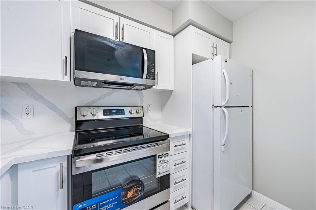 402-4 Elsinore Path, Etobicoke, ON - Indoor Photo Showing Kitchen