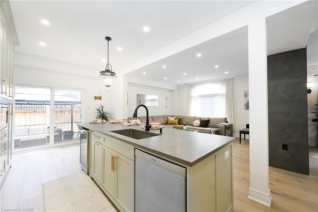 9-270 Main Street W, Grimsby, ON - Indoor Photo Showing Kitchen With Upgraded Kitchen