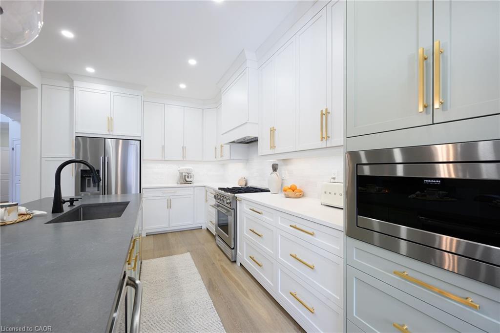 9-270 Main Street W, Grimsby, ON - Indoor Photo Showing Kitchen With Upgraded Kitchen