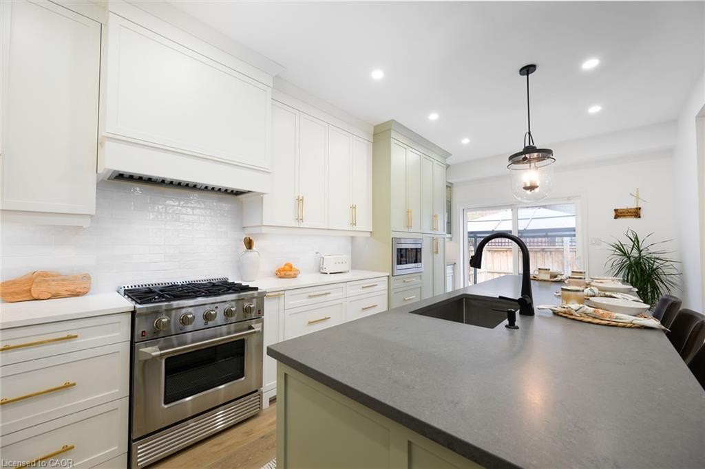 9-270 Main Street W, Grimsby, ON - Indoor Photo Showing Kitchen With Upgraded Kitchen