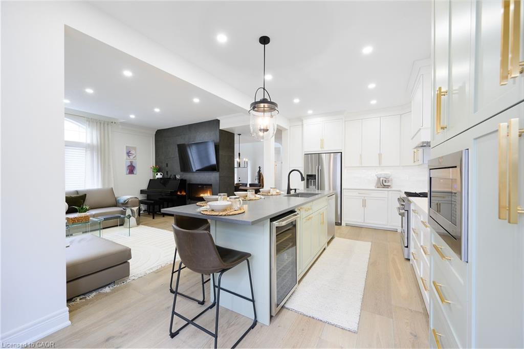 9-270 Main Street W, Grimsby, ON - Indoor Photo Showing Kitchen With Upgraded Kitchen