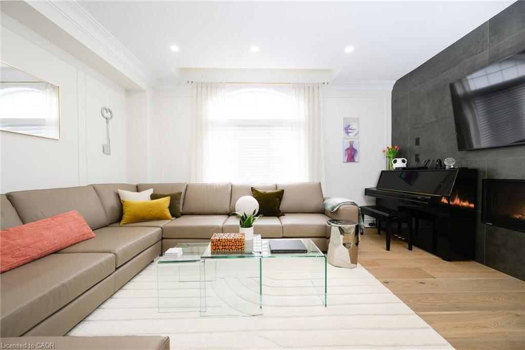 9-270 Main Street W, Grimsby, ON - Indoor Photo Showing Living Room