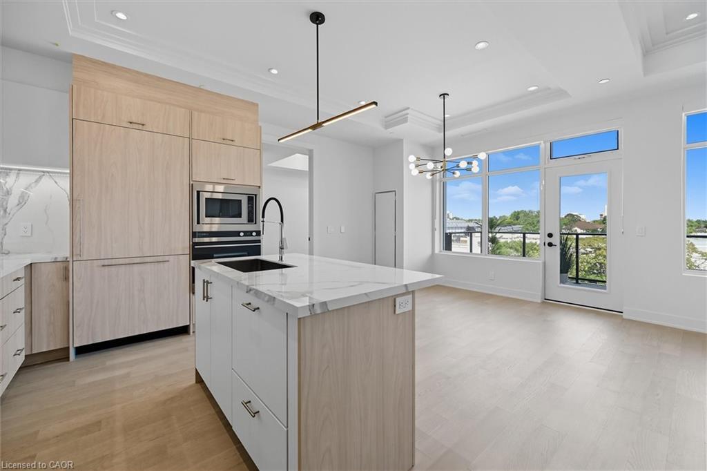 409-123 Maurice Drive, Oakville, ON - Indoor Photo Showing Kitchen With Upgraded Kitchen