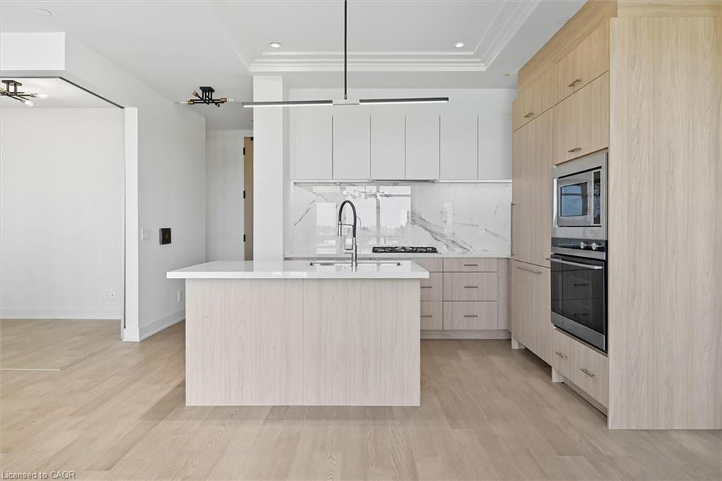 409-123 Maurice Drive, Oakville, ON - Indoor Photo Showing Kitchen With Upgraded Kitchen