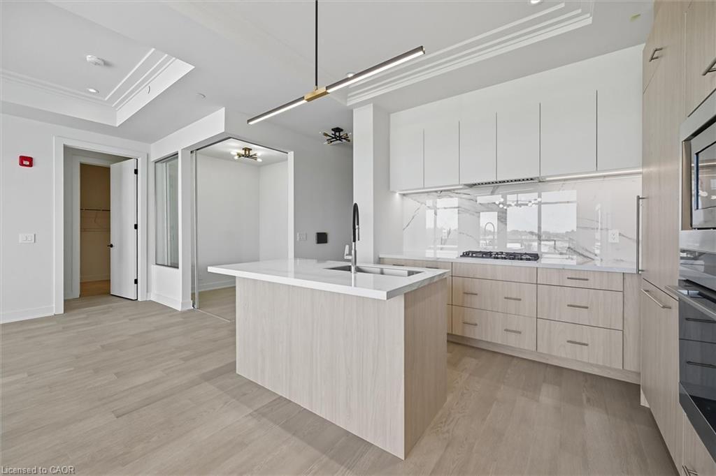 409-123 Maurice Drive, Oakville, ON - Indoor Photo Showing Kitchen With Upgraded Kitchen