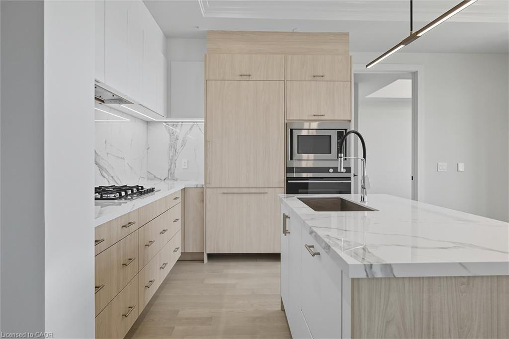 409-123 Maurice Drive, Oakville, ON - Indoor Photo Showing Kitchen With Upgraded Kitchen