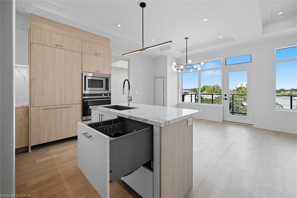 409-123 Maurice Drive, Oakville, ON - Indoor Photo Showing Kitchen With Upgraded Kitchen