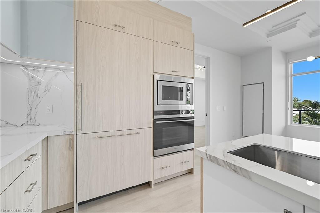 409-123 Maurice Drive, Oakville, ON - Indoor Photo Showing Kitchen