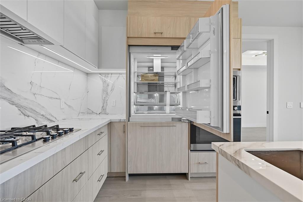 409-123 Maurice Drive, Oakville, ON - Indoor Photo Showing Kitchen With Upgraded Kitchen