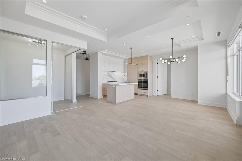 409-123 Maurice Drive, Oakville, ON - Indoor Photo Showing Kitchen